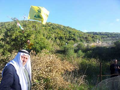 las banderas de hezbola ondean en la frontera con palestina